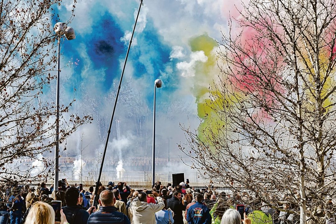 Decenas de personas observan el humo de colores durante la primera Mascletà madrileña.