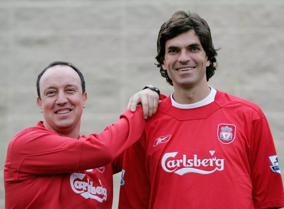 Rafa Benítez y Mauricio Pellegrino posan en 2005, cuando el argentino llegó como jugador a Liverpool.
