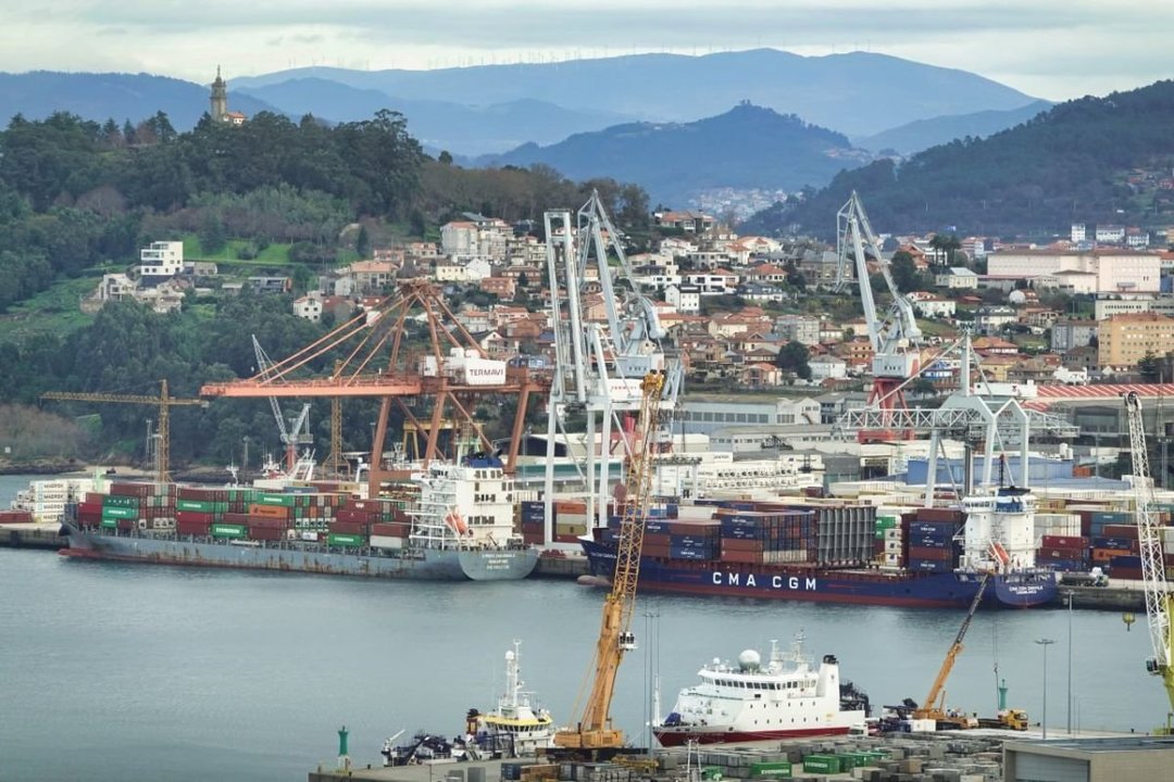 Portacontenedores en Guixar, por donde salen el 70% de las exportaciones marítimas de Galicia.