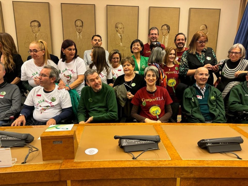 El ex futbolista y portavoz de la ELA en España, Juan Carlos Unzué, y la paciente viguesa Susi Seoane, en el centro, ayer en el Congreso.