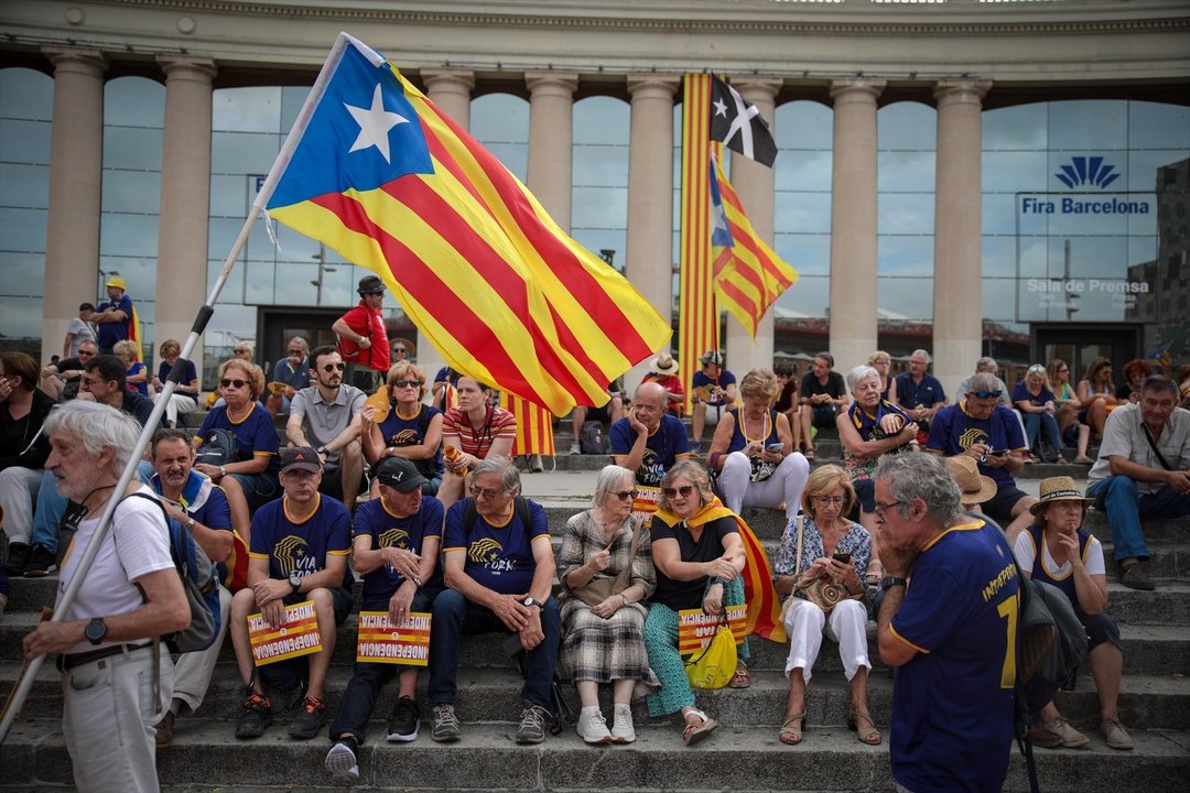 Varias personas con banderas de la estelada. // Europa Press