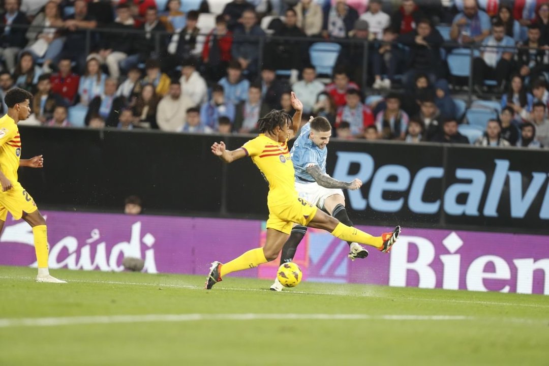 Mihailo Ristic trata de centrar ante la oposición de Koundé durante el partido contra el Barcelona.