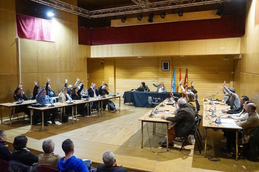 Momento de la votación de la aprobación del documento urbanístico durante la celebración del pleno municipal de ayer en Redondela.