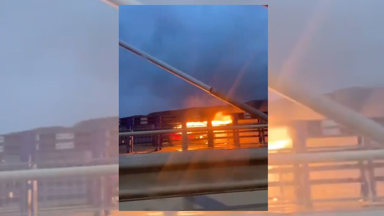 Arde un coche en el puente de Rande.