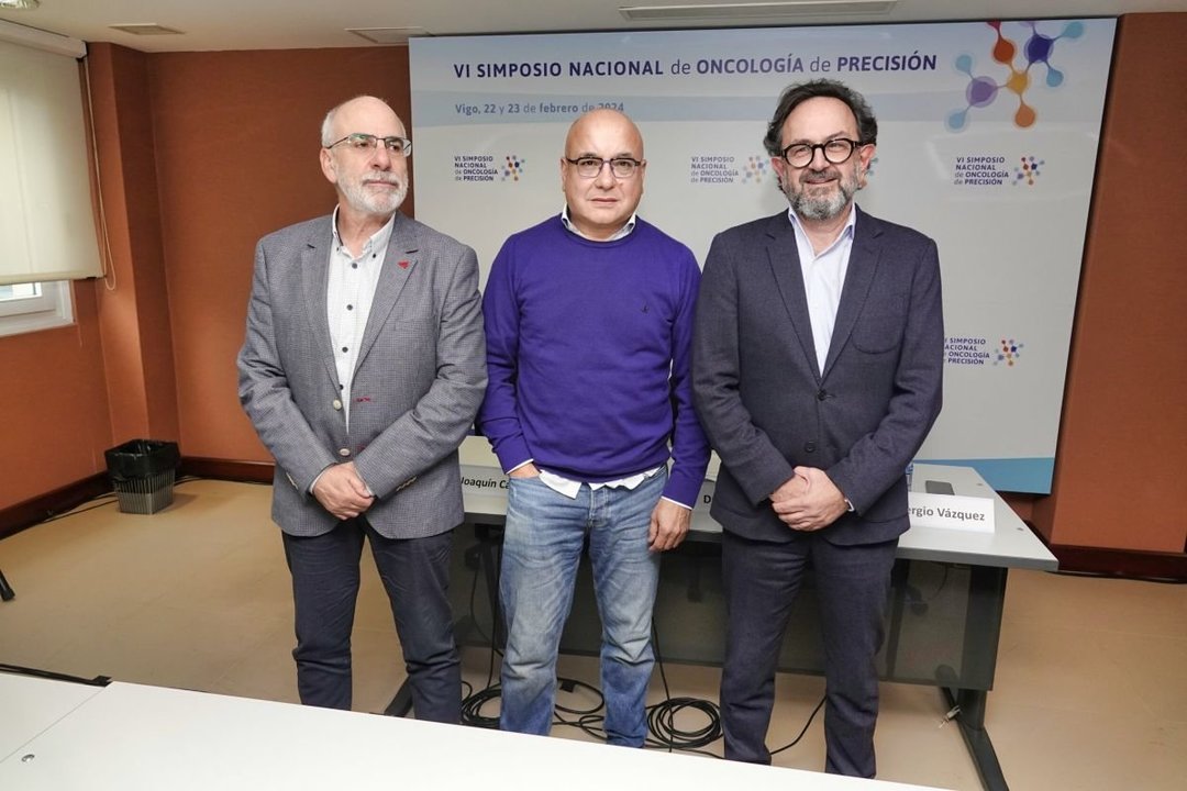 Los jefes de Oncología del Cunqueiro y el HULA, Joaquín Casal y Sergio Vázquez, y el oncólogo Martín Lázaro.