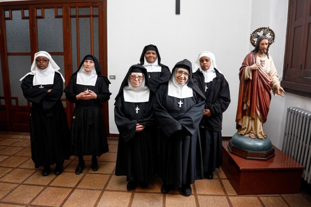 Seis de las siete monjas de las Salesas, ayer en el monasterio del barrio de Teis. La visita de Cuaresma en este centro será el 24 de marzo.
