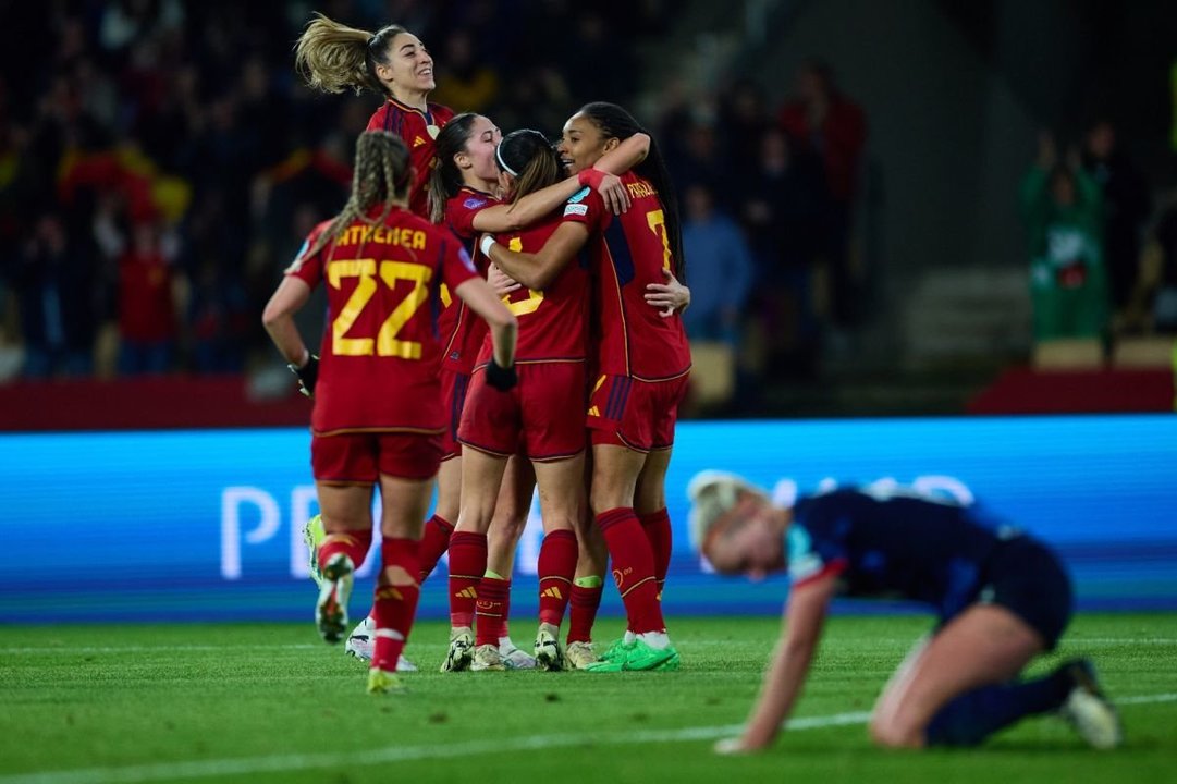 Jugadoras de la selección española celebran un gol en el partido de ayer contra Países Bajos.