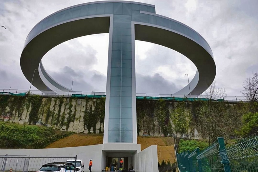 El ascensor Halo visto desde Serafín Avendaño, ya finalizado, se convierte en un nuevo icono de Vigo.
