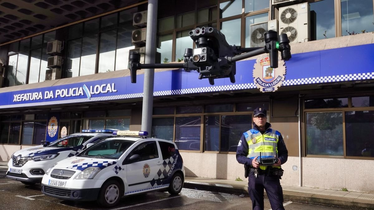 Un agente de la Policía Local de Vigo pilota el mayor de los drones con que cuenta la unidad dotado con una tecnología muy avanzada.