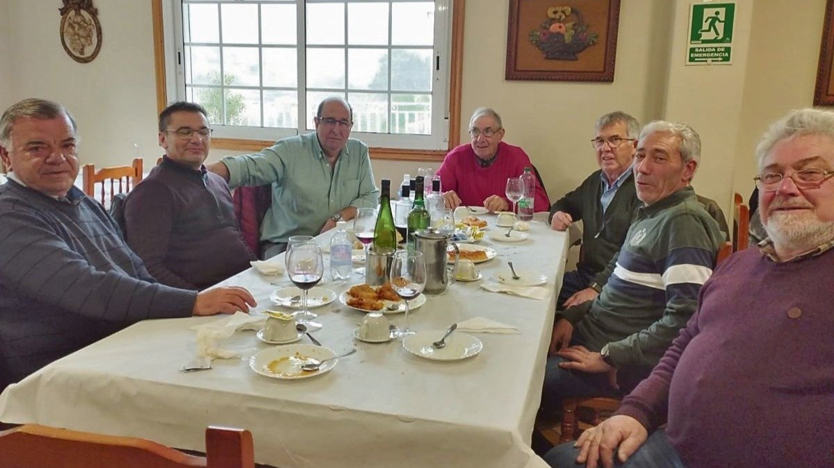 Los Siete de Guixar, reunidos en una comida en Fornelos, donde se volvieron a encontrar 30 años después de la “guerra”.