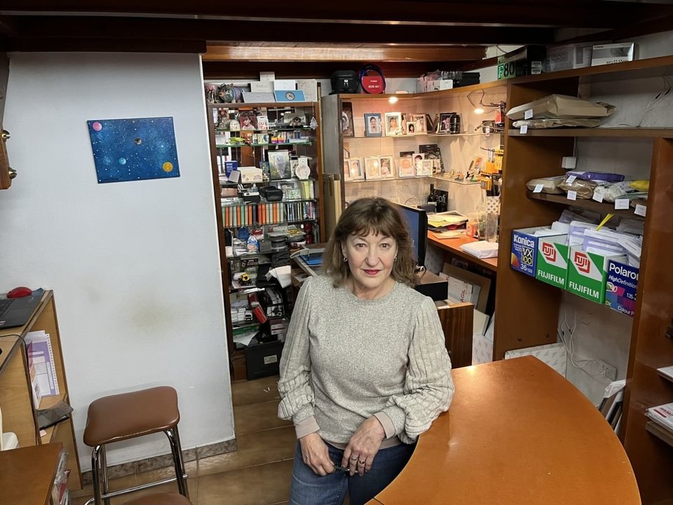 Laura González lleva 40 años en su tienda de fotografía en García Barbón y ahora se jubila.