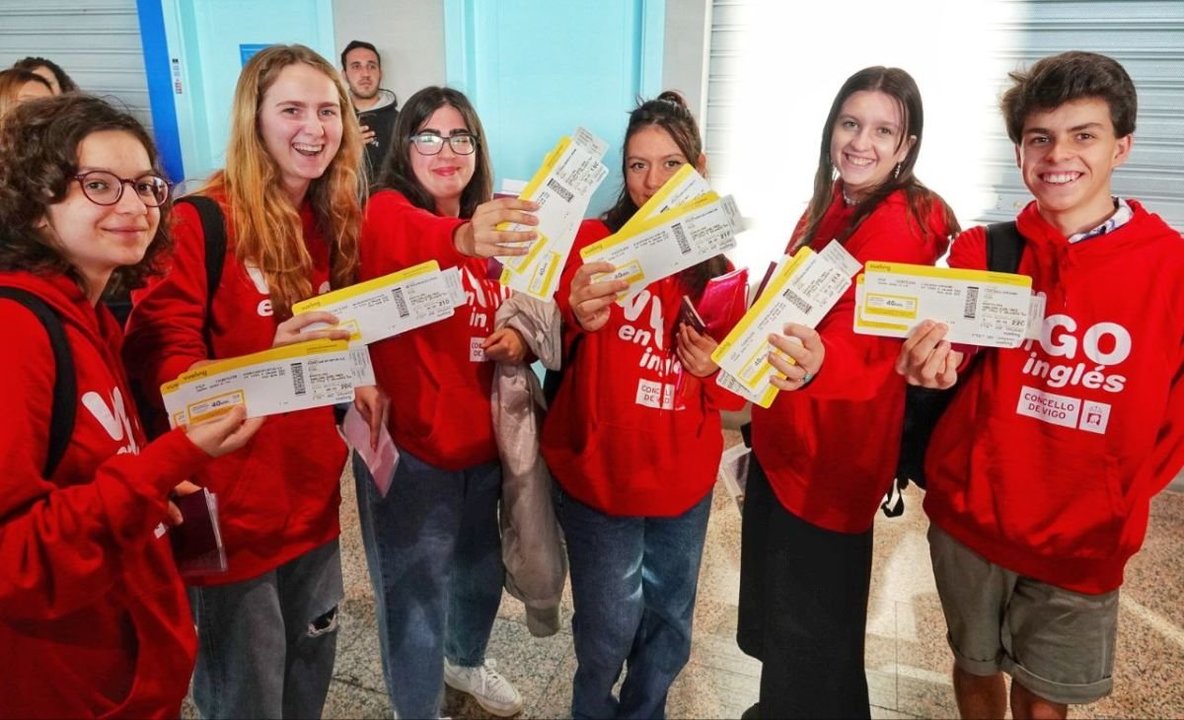 Un grupo de alumnos en el aeropuerto de Peinador antes de realizar un viaje del Vigo en Inglés.