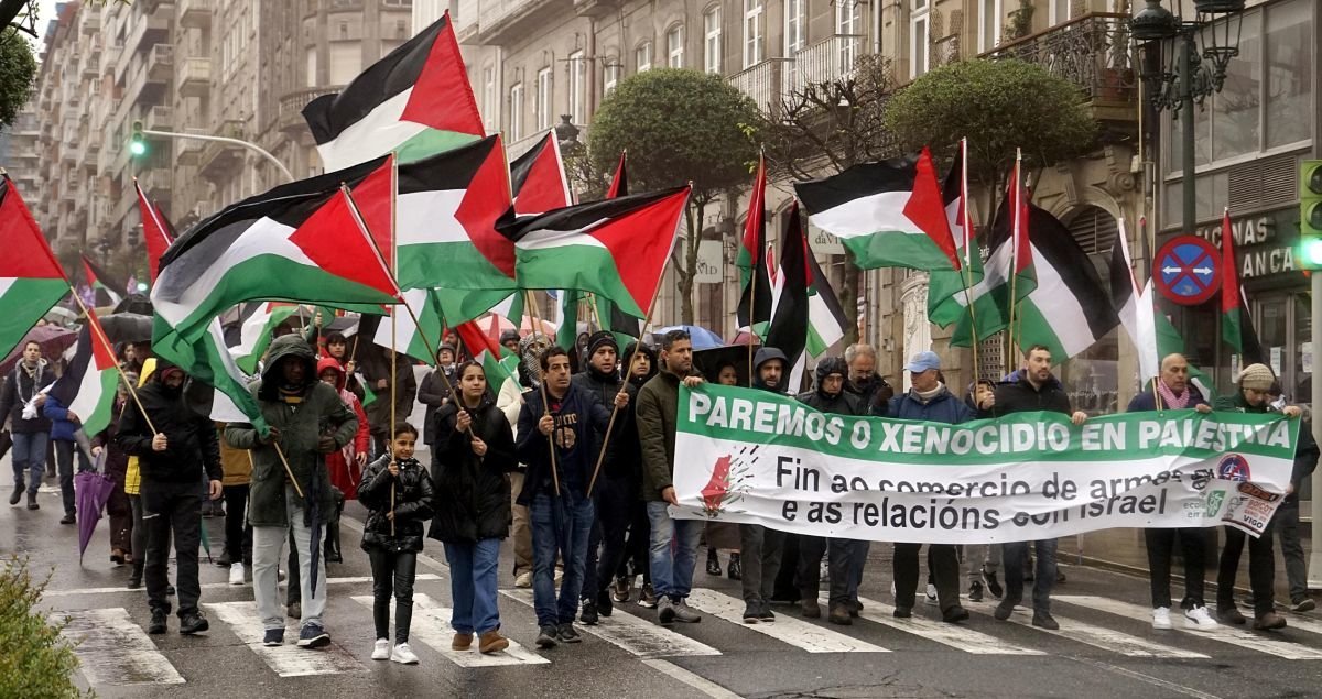 Manifestantes ayer en Vigo con banderas de Palestina.
