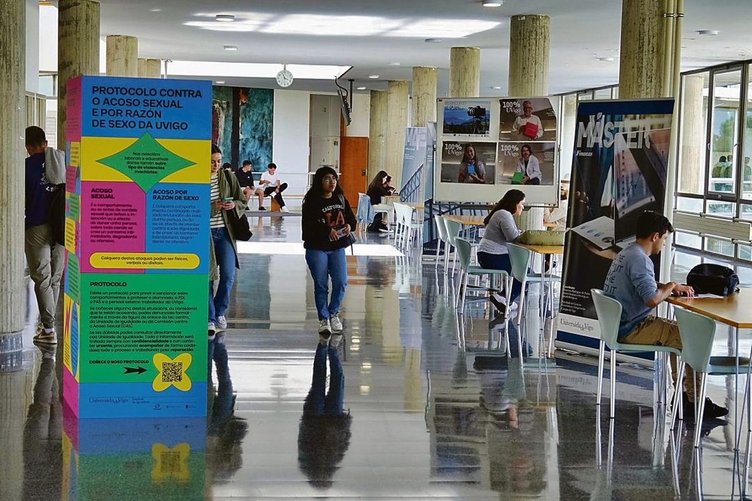 Imagen de archivo de estudiantes en la Facultad de Ciencias Económicas de la UVigo.