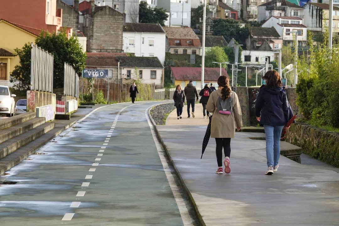 Gente paseando por la vía verde de Vigo. // Vicente Alonso