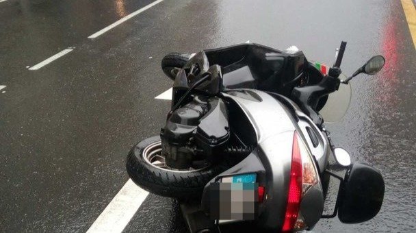 La moto tirada en la carretera de la calle Coruña. // Policía Local de Vigo