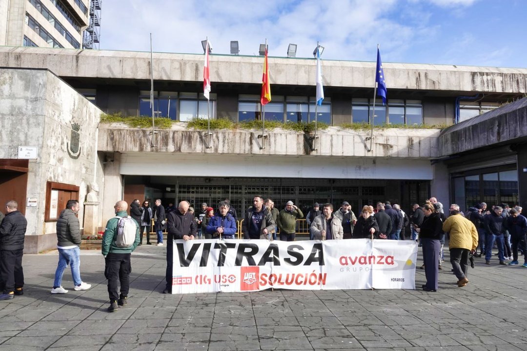 Manifestación de trabajadores de Vitrasa frente al Concello. // Vicente Alonso