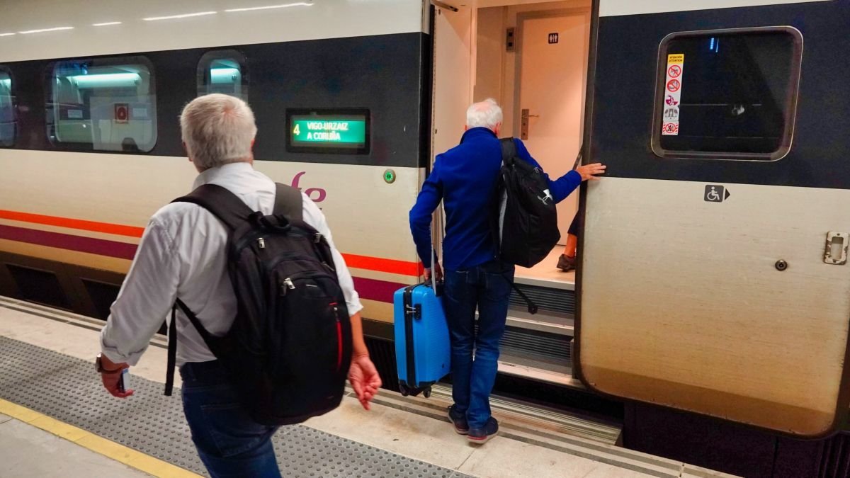 Un usuario, a punto de subir a un tren con destino A Coruña en la estación de Urzaiz.
