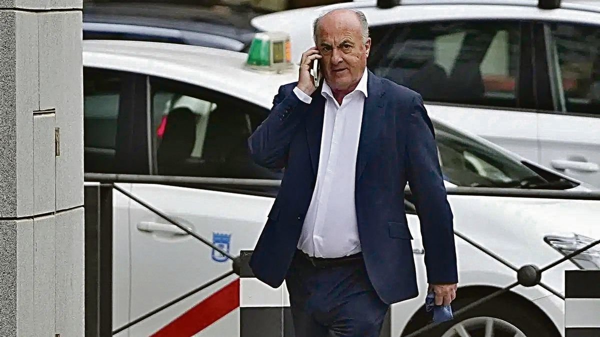 El juez Manuel García Castellón atiende su teléfono móvil.