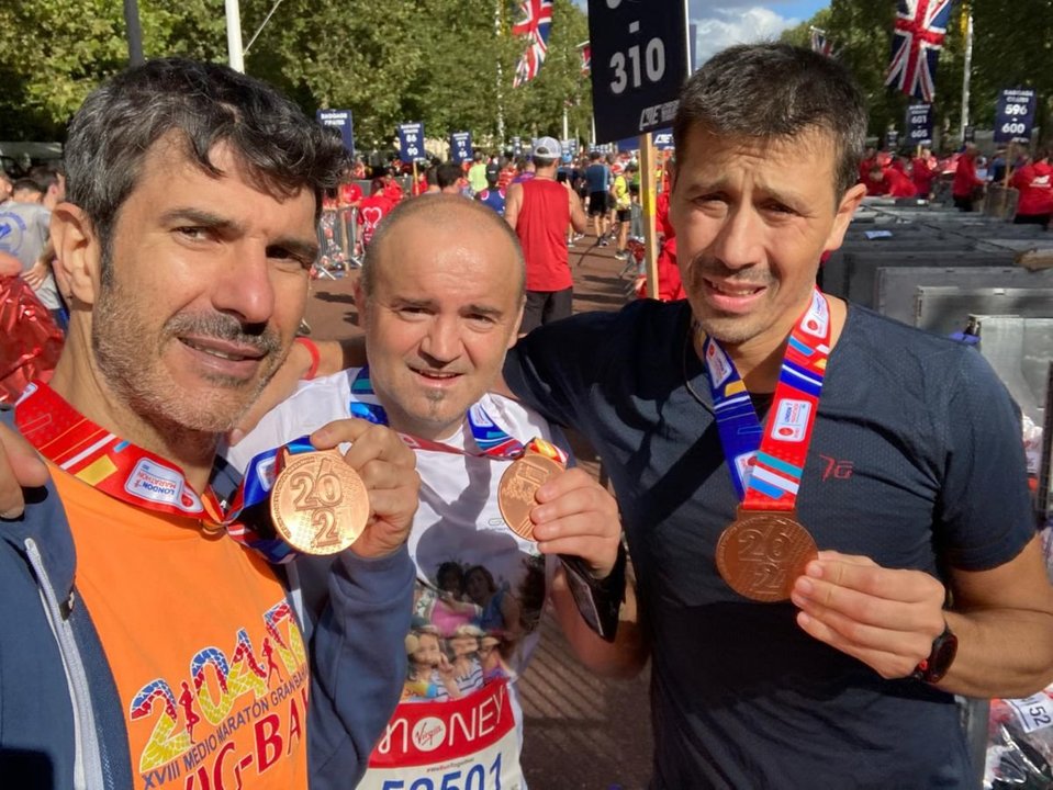 Roberto Lago, David Alonso y Jose Manuel Lago tras superar el maratón de Londres.