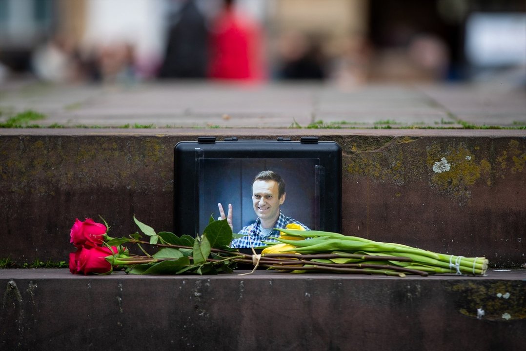 Flores en recuerdo del opositor ruso Alexei Navalni. // Europa Press
