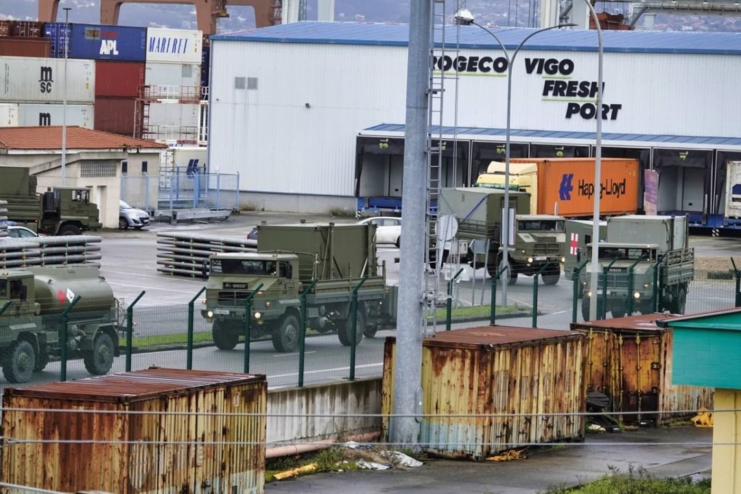 Vehículos de combate circulando ayer por el puerto vigués.