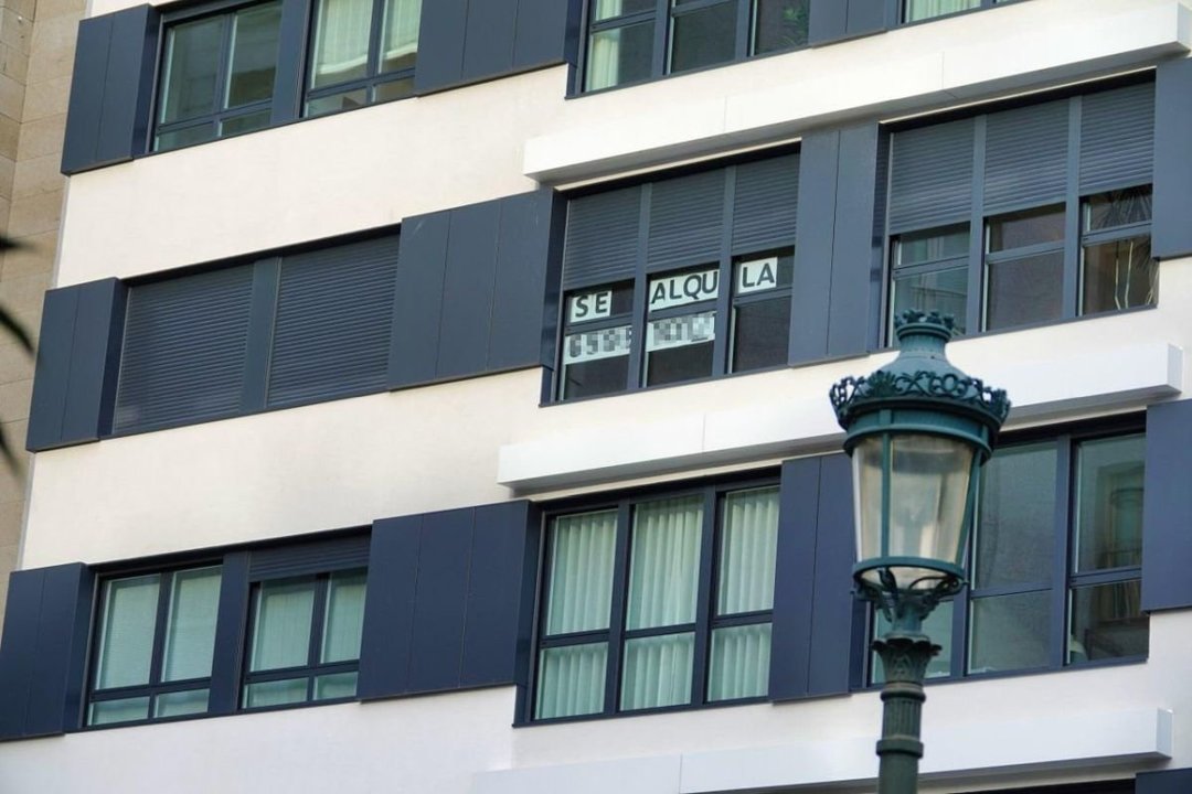 Un anuncio de alquiler de viviendas en un edificio, esta semana en las calles de Vigo.