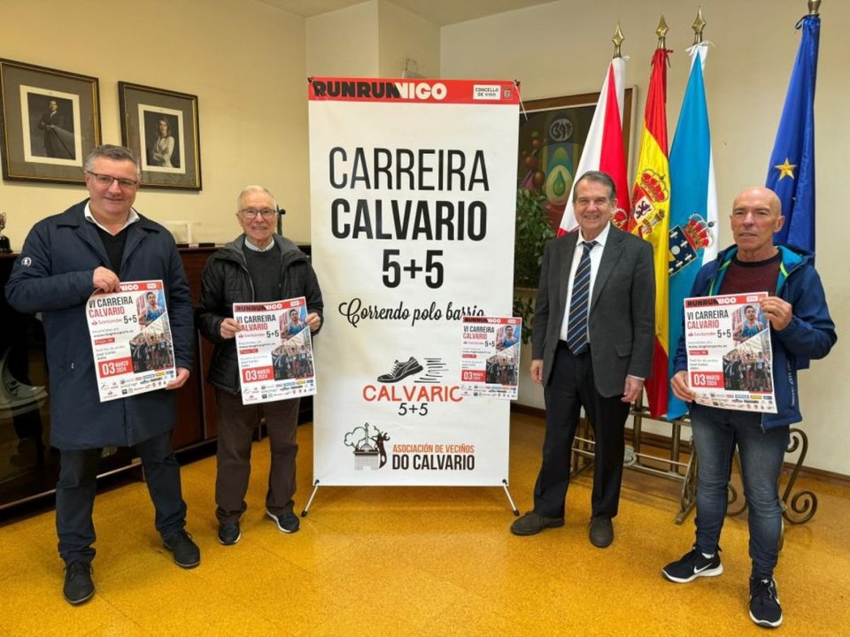 El alcalde de Vigo, Abel Caballero, recibió ayer en el Concello a los organizadores de la prueba.