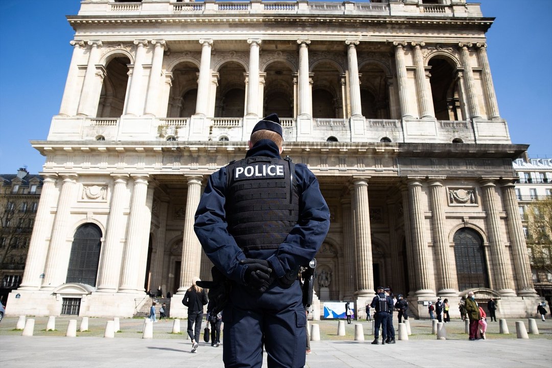 Un agente de Policía en París. // Europa Press