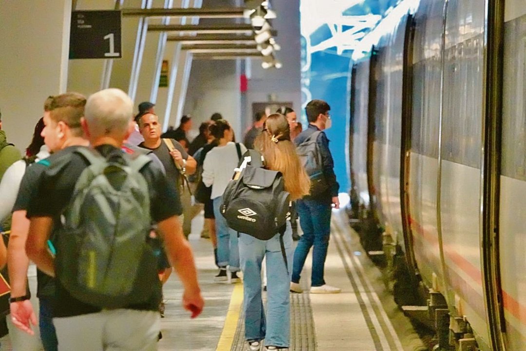 Usuarios se disponer a tomar el tren en la estación intermodal de Urzaiz.
