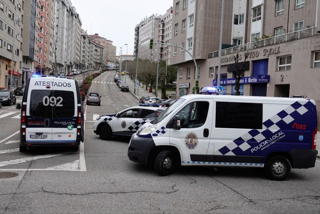 Despliegue policial en la calle Martín Echegaray por el atropello. // Vicente Alonso