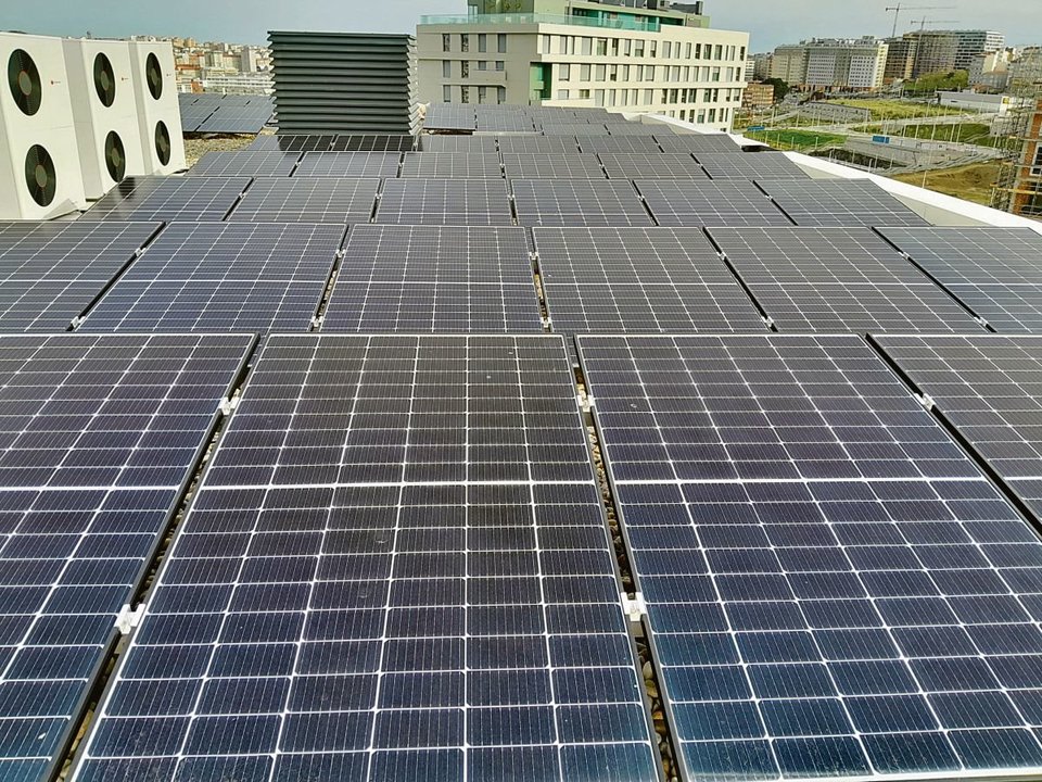 Cada vez es más común ver paneles solares instalados en las comunidades de vecinos de edificios.