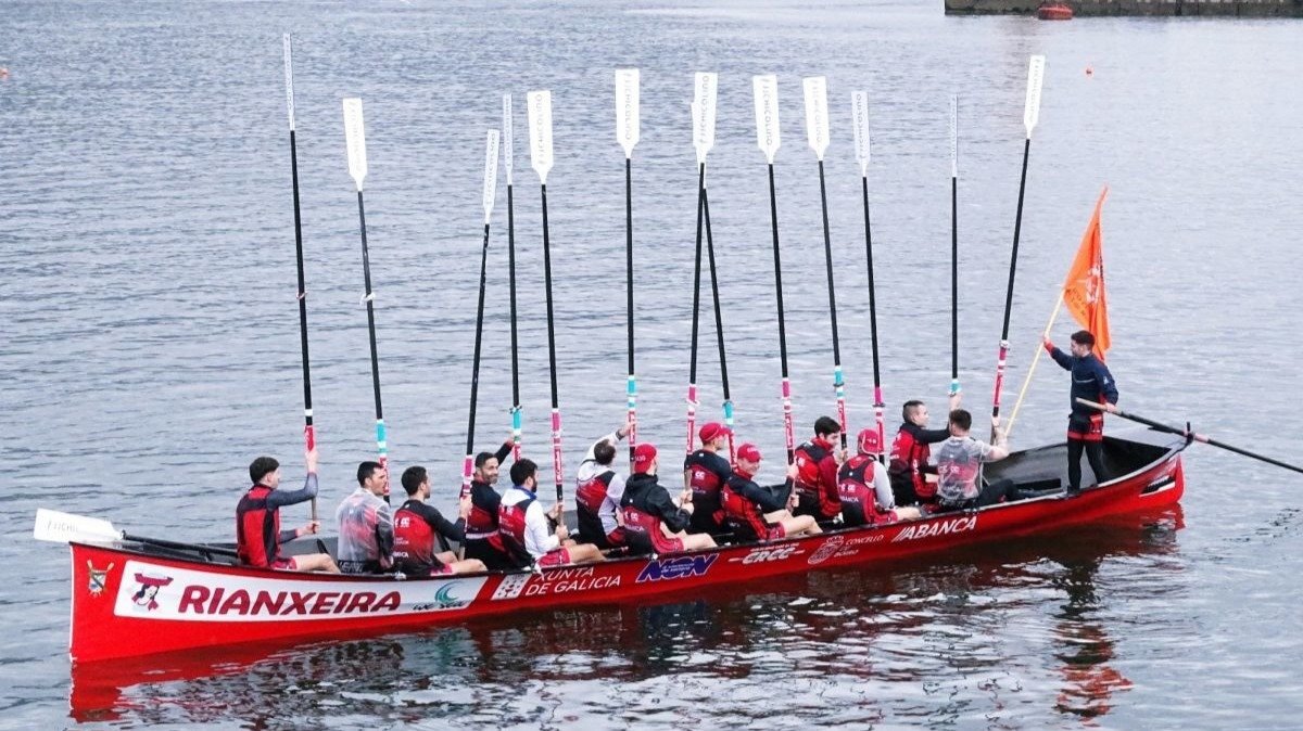 A embarcación masculina de Cabo da Cruz celebra a vitoria no Memorial Paco Fenosa disputado onte nas augas de Chapela.