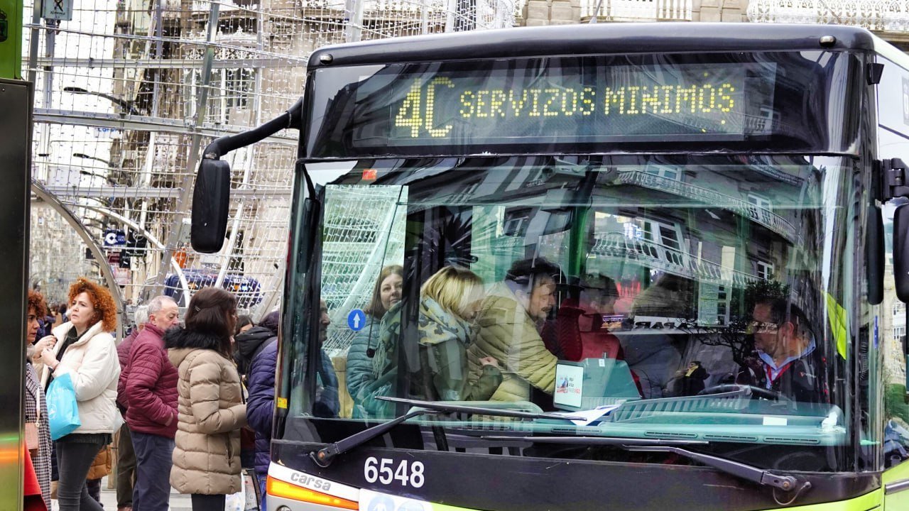 Un autobús de Vitrasa circula en servicios mínimos. // Vicente Alonso