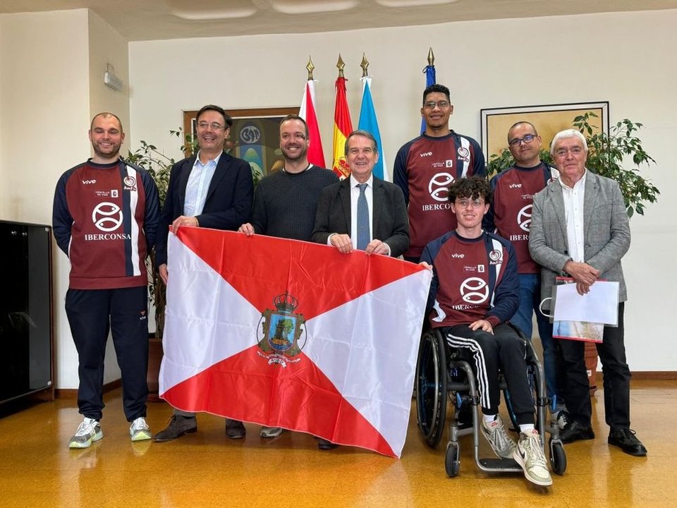 La delegación del Iberconsa Amfiv recibió una bandera de Vigo de la mano del alcalde, Abel Caballero.
