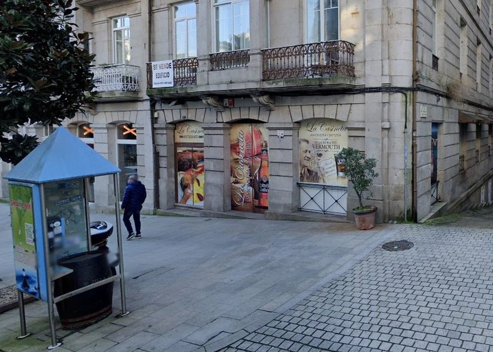 El edificio a la venta en la Rúa Victoria, cerca de la Plaza de Compostela.