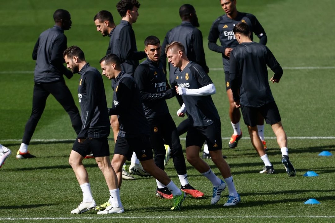 Jugadores del Real Madrid, ayer, en el entrenamiento previo al partido de hoy contra el Leipzig.