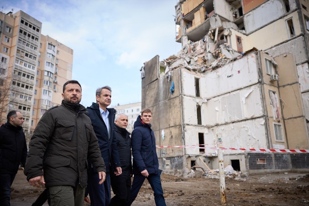 El presidente de Ucrania, Volodimir Zelenski, y el primer ministro de Grecia, Kyriakos Mitsotakis, durante una visita a Odesa. // EP