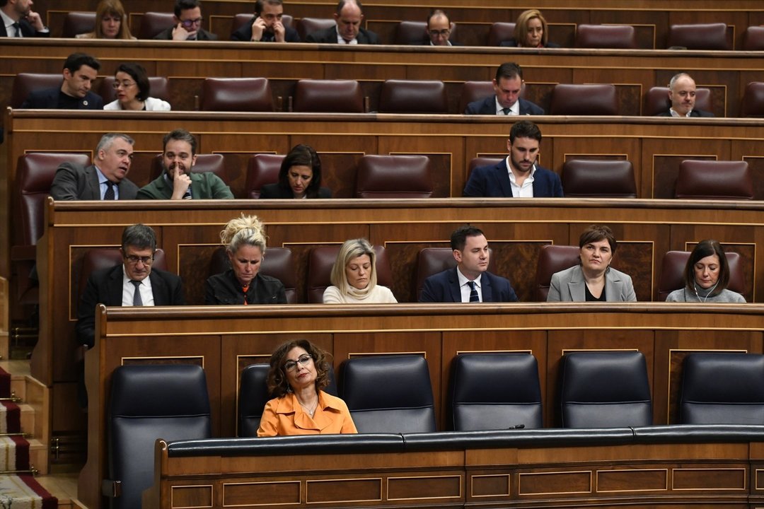La vicepresidenta primera del Gobierno y ministra de Hacienda, María Jesús Montero, durante una sesión plenaria, en el Congreso de los Diputados. // EP