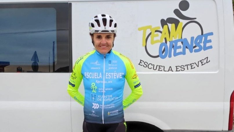 Julia Vaquero, a sus 53 años, inicia su carrera en el ciclismo de la mano de Aser Estévez.