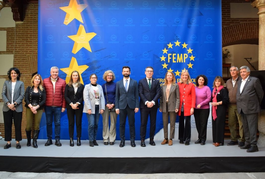 Luis Piña (3º por la Iz), con  alcaldes y alcaldesas que asistieron a la comisión de la FEMP en Madrid.