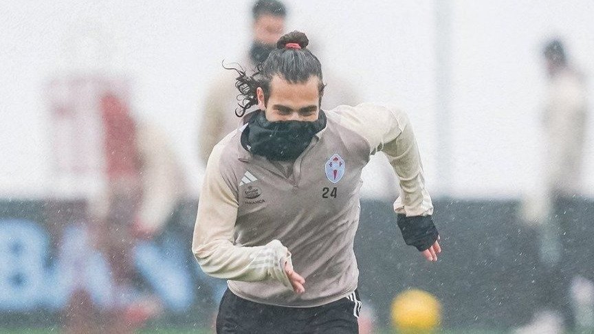 El canterano Miguel Rodríguez entrena bajo la lluvia.
