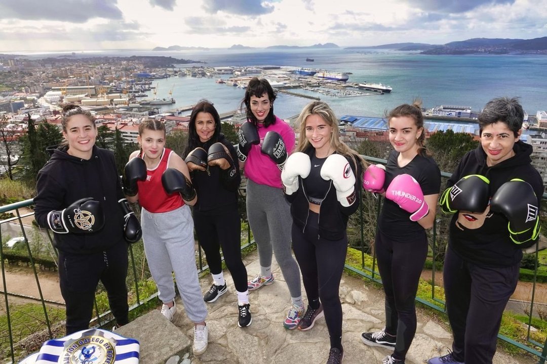 Lorea Murgoitia, Uxía Rodríguez, Erika Cobas, Maider Alonso, Natalia Rial, Lucía Vázquez y María Reimóndez, con sus guantes de boxeo en O Castro.