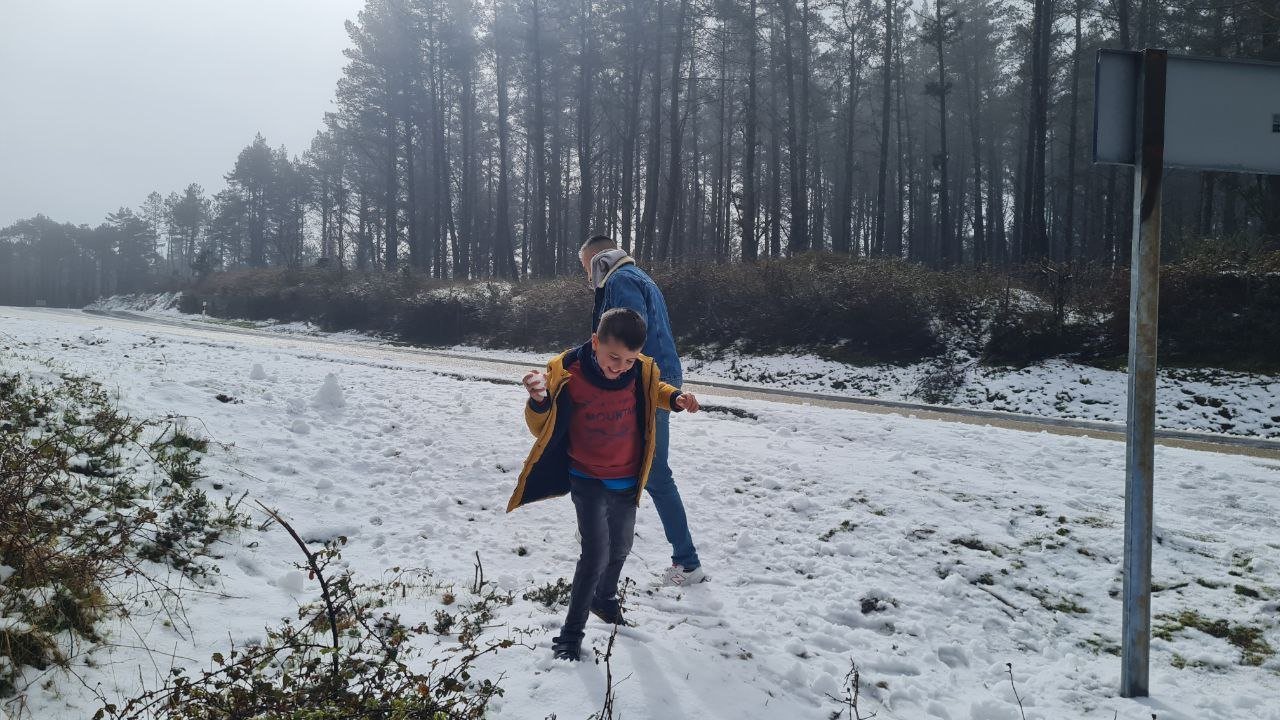 Una familia que se desplazó hasta el alto de Fontefría para jugar con la nieve.