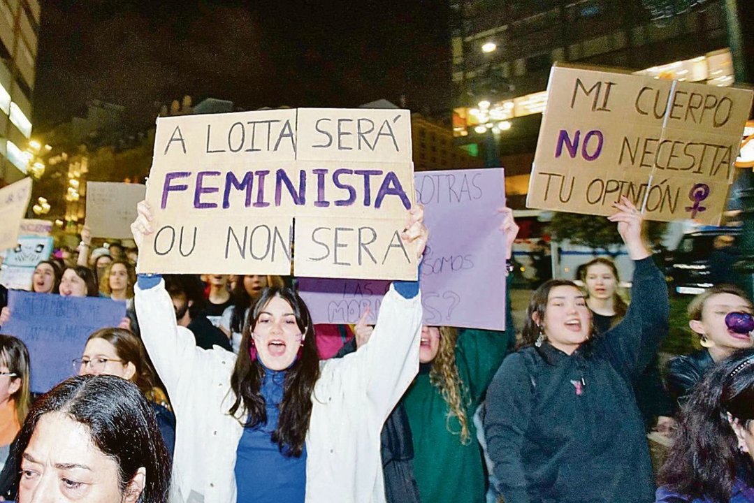 Varias personas se manifestan en las calles de Vigo en la conmemoración por el Día de la Mujer.