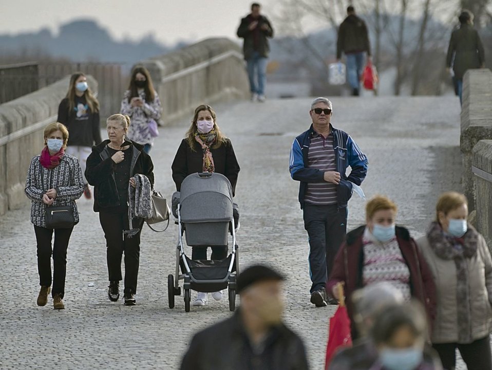 Imaxe de xente con máscaras na Ponte Romana en Ourense, após o confinamento.