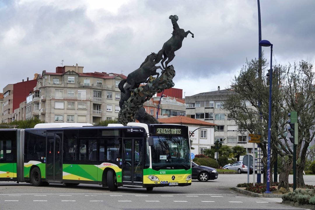 Un autobús de Vitrasa circula por Plaza España. // Vicente Alonso