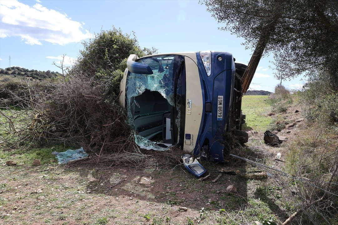El autobús del Imserso que ha volcado en el kilómetro 5 de la carretera Ma-4030. // Europa Press
