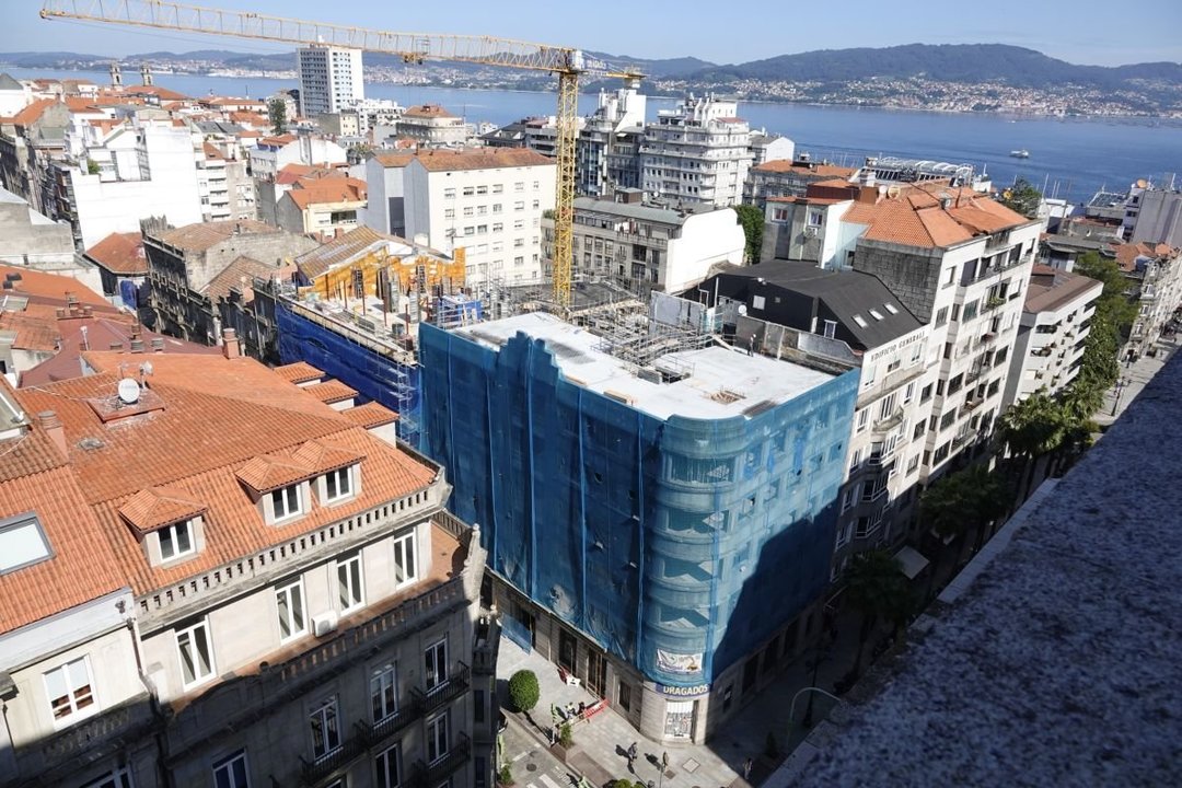Un edificio en obras en el entorno de la calle Colón, en la zona con el alquiler más caro de Galicia.