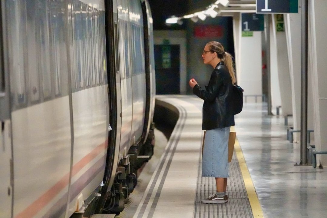 Una usuaria espera en la estación de Urzaiz a coger el tren.